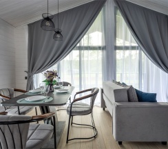 Дом у озера с одной спальней, террасой с панорамным видом на озеро и мангальной зоной в Бунин ручей