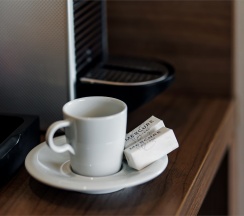 Номер Privilege Suite c большой двуспальной кроватью в МЕРКЮР ТЮМЕНЬ ЦЕНТР