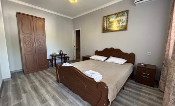 Комфорт с двуспальной кроватью в коттедже в Эльбрус