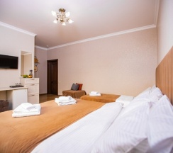 Стандарт 4-местный с двуспальной и односпальной кроватями и балконом в Джульетта