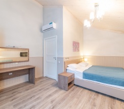 Таунхаус с электрическим камином в Лепота