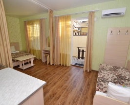 МИНИ-КВАРТИРА с кухней и патио 3-4местная в Charme`l