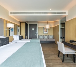 Двухместный номер Family с видом на море двуспальная кровать в My Beach Resort Phuket