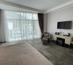 Двухместный номер Standard с 1 комнатой с балконом и с видом на горы двуспальная кровать в Парк Малибу