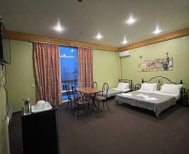 Четырёхместный номер Comfort с балконом в Династия