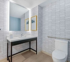 Двухместный люкс двуспальная кровать в Cambria Hotel Austin Downtown