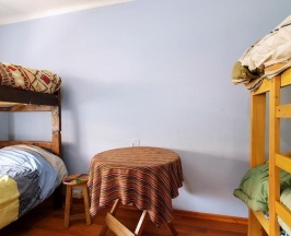 Кровать в общем номере с красивым видом из окна в Inka City Hostel
