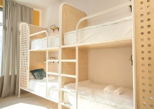 Кровать в 12-местном женском номере с санузлом в Netizen Moscow Rimskaya