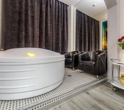 Двухместный номер Wedding Comfort with Jacuzzi двуспальная кровать в Алекс