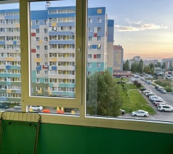 Двухместные апартаменты с балконом (двуспальная кровать) в Квартира студия стильная ЧистоФемили в сердце Зеленодольска