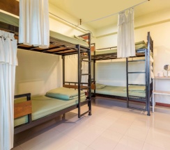 Кровать в общем номере в OYO 928 Leaf Hostel