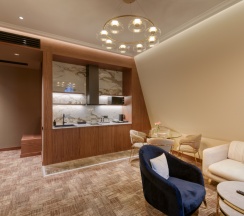 Двухместный люкс Leo с диваном двуспальная кровать в Hayasa Hotel Yerevan