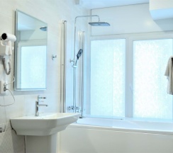 №4. Семейный номер с двуспальной кроватью, диваном и видом на Байкал в Прибой