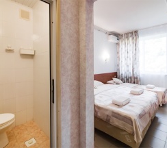 Стандартный трехместный номер в Grand Crystal Group