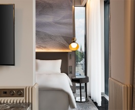 Люкс с видом на Арбат с одной большой кроватью в Cosmos Selection Moscow Arbat