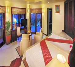Двухместное бунгало Deluxe с видом на сад двуспальная кровать в Poshanu Resort