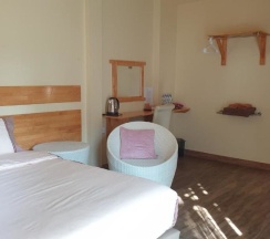 Двухместный номер Standard с видом на сад двуспальная кровать в Little Guest House Hotel