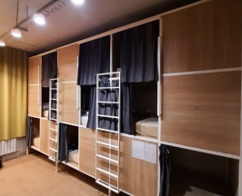 Одноместная капсула в 15-местном общем номере в Bird house Hostel