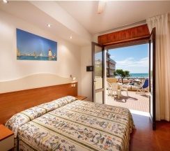 Двухместный номер Deluxe с видом на море двуспальная кровать в Hotel Coralba