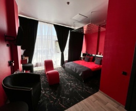 Красный номер в Hotel Black out