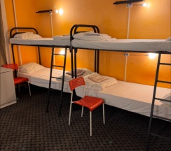 Кровать в мужском номере с 8 кроватями в Likehome