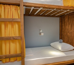 Кровать в общем номере в Море