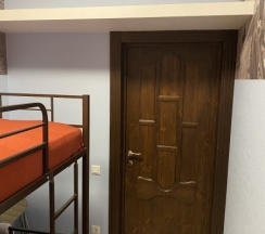 4 номер - Спальное место на двухъярусной кровати в мужском двухместном номере. Душ и туалет общие в Стрежень