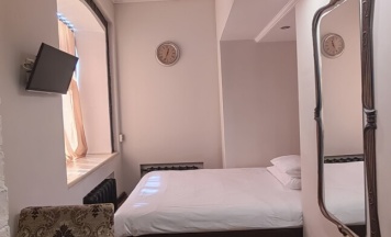 Небольшой одноместный номер в Brick Walls Hotel
