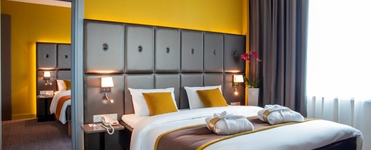 Номер Family Suite c большой двуспальной кроватью в МЕРКЮР ТЮМЕНЬ ЦЕНТР
