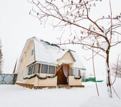Коттедж с балконом и с красивым видом из окна в Филин дом