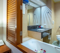 Двухместный номер Deluxe с балконом двуспальная кровать в Karon Princess Hotel