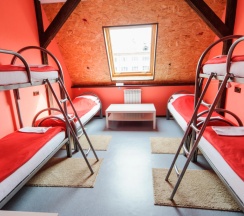 Кровать в общем номере с красивым видом из окна в HostelCity 57