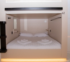 Двуспальная капсула (низ) в Deep Hotels