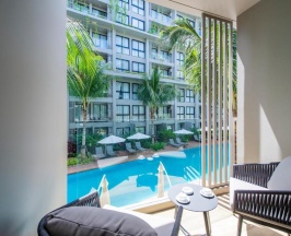 Двухместный люкс Deluxe с видом на бассейн двуспальная кровать в Diamond Resort Phuket