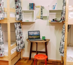 Нижняя кровать в общем номере для мужчин в Outdoor