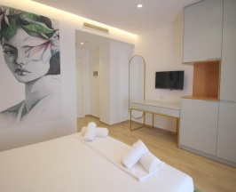 Четырёхместный номер Deluxe с балконом в Julia Hotel