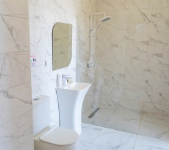 Двухкомнатный номер Люкс на трех-четырех гостей с балконом видом на море (корпус Б) в Оптимист