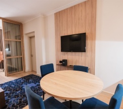 Люкс Гранд с рабочим кабинетом (Апартамент с 1 спальней) в Кортъярд Марриотт Сочи Красная Поляна