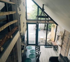 Коттедж с красивым видом из окна в Seven Lodge