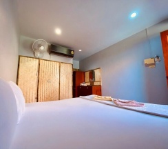 Двухместный номер Standard с видом на сад двуспальная кровать в Baan Kasirin Resort Pattaya Beach