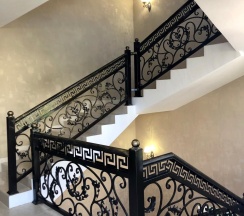 Стандартный семейный номер с 1 двуспальной и двухуровневой кроватью в Жемчужинка