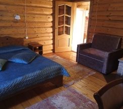 Двухместный номер в деревянном коттедже с сауной и камином в Колыба