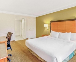 Четырёхместный номер в La Quinta Inn by Wyndham Orlando Airport West