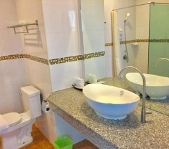 Двухместный номер Deluxe с балконом двуспальная кровать в Tamali Hotel