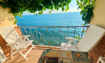 Апартаменты с балконом с видом на море в Эллинг Солнечный