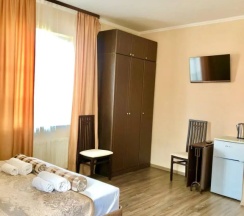 Трёхместный номер Comfort с балконом и с красивым видом из окна в Наш дом