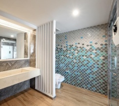 Двухместный номер Grand Deluxe Honeymoon двуспальная кровать в Andamantra Resort and Villa Phuket