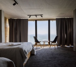 Номер студия c панорамным окном в Bay house
