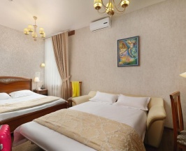 Номер улучшенный с 1 двуспальной кроватью в Рождественский Дворик