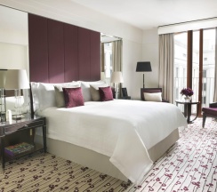 Номер делюкс с 1 двуспальной кроватью в Four Seasons Hotel Moscow